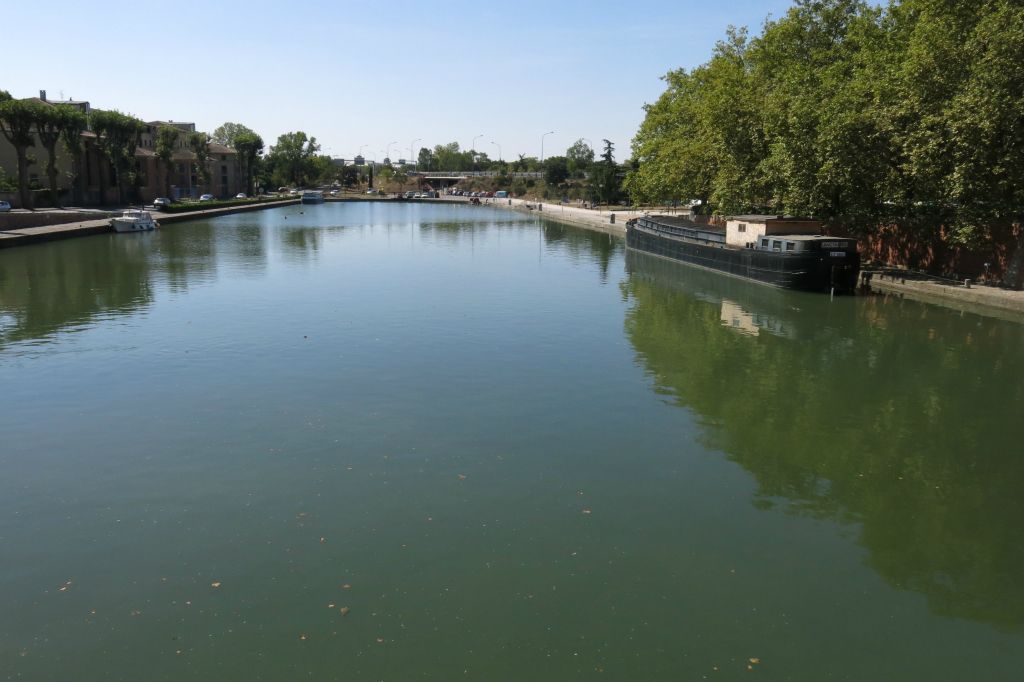 Le long du canal à Toulouse jusqu'au bassin de l'embouchure